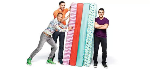 Airbnb 公司的三位創(chuàng)始人，以及他們最早的 Airbed