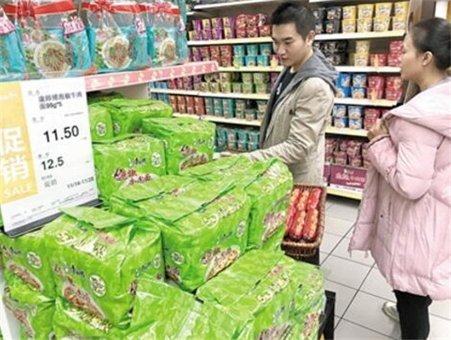 市民在超市內(nèi)購(gòu)買方便面。