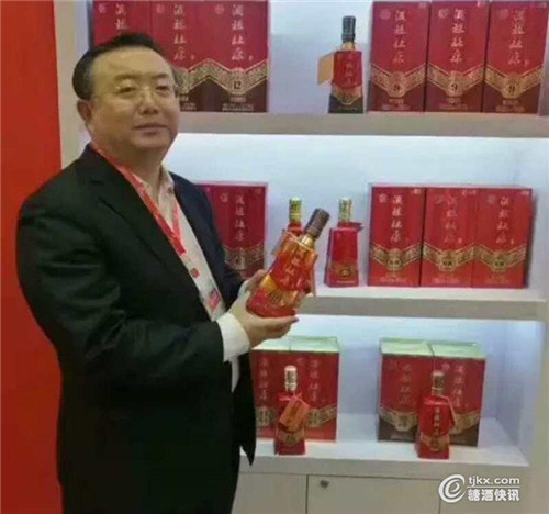 河南省酒業(yè)協(xié)會(huì)會(huì)長熊玉亮參觀杜康酒業(yè)展位