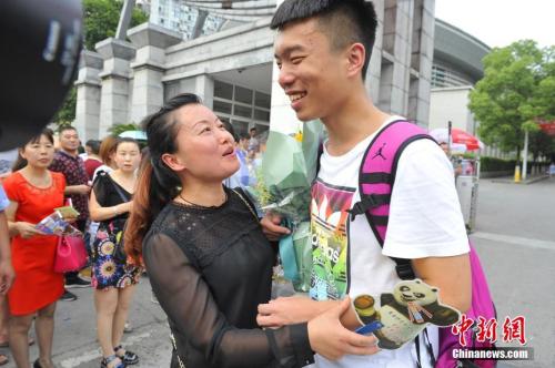 資料圖：家長(zhǎng)給考生送上鮮花。王康明 攝