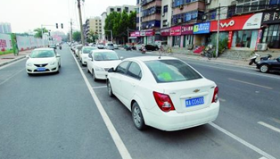 來(lái)看鄭州首創(chuàng)“內(nèi)嵌式”停車位長(zhǎng)啥樣？