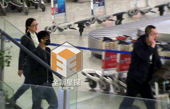韓庚現(xiàn)身機場。