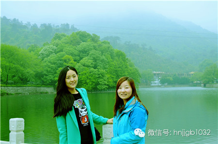 奧斯卡汽車影城的美女和這個(gè)風(fēng)景融入的真好啊，有木有？！