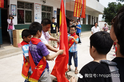 在莊嚴(yán)肅穆的國歌聲中，五星紅旗冉冉升起。學(xué)校的全體師生、愛心車隊(duì)的全體成員，共同經(jīng)歷了一次特殊的升旗