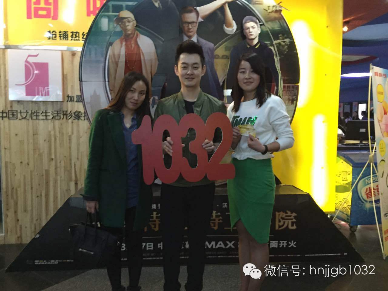 傳說中的Johnny終于現(xiàn)身啦！還是美女魅力大哦。帥哥美女好養(yǎng)眼，小編忍不住要多看幾眼呢。