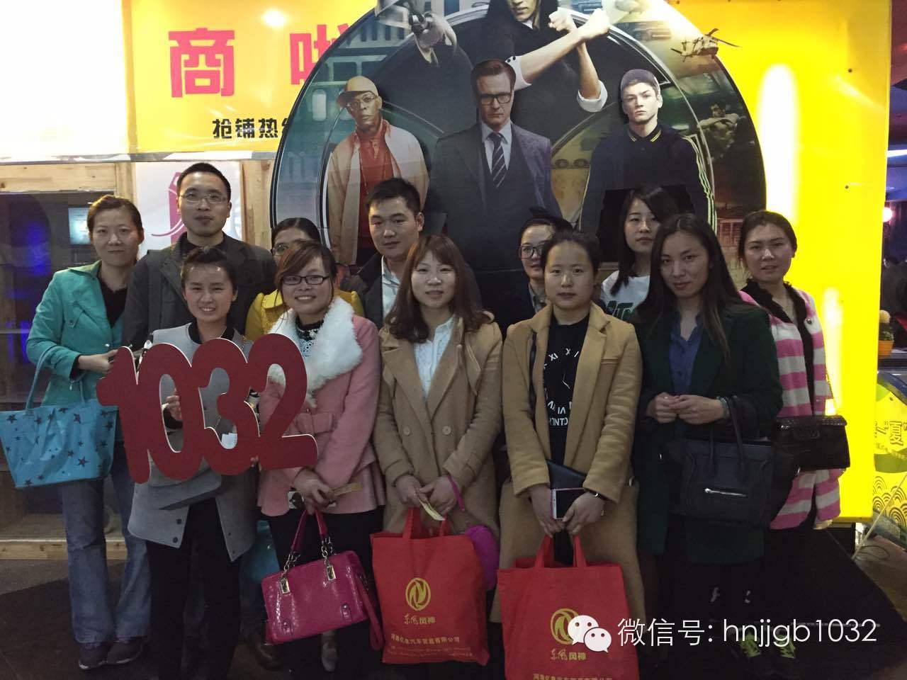 來個(gè)合影，1032的聽眾棒棒噠，個(gè)個(gè)都準(zhǔn)時(shí)到達(dá)了集合地點(diǎn)。Johnny表示很欣慰??！
