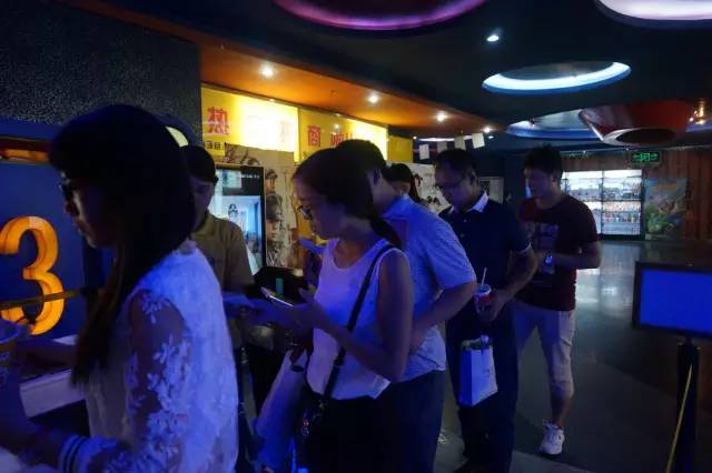 電影馬上開始，排隊入場嘍