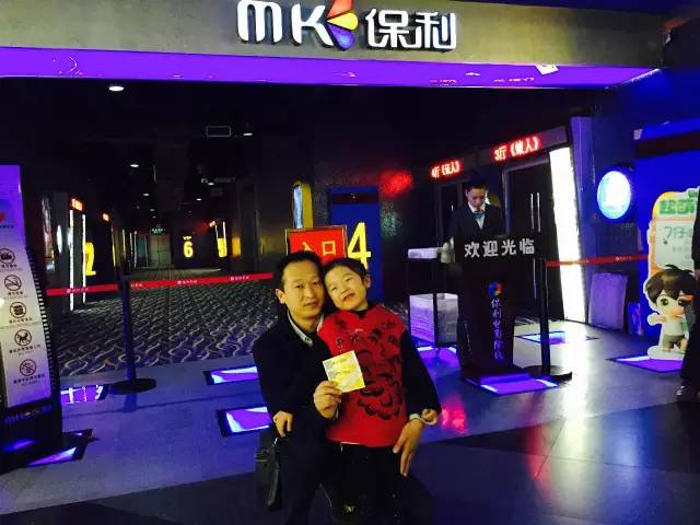 再來看兩個(gè)萌娃，表情都好有戲！