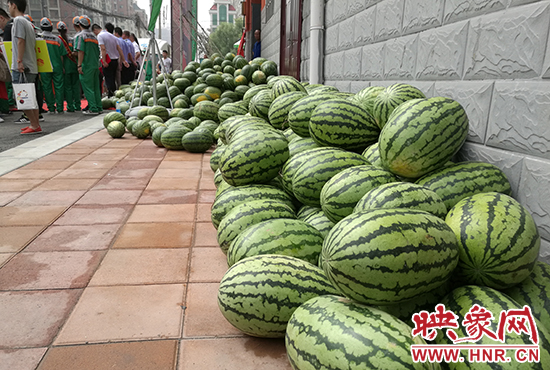 經(jīng)濟(jì)廣播工作人員和愛(ài)心企業(yè)給正在忙碌的環(huán)衛(wèi)工人、交警等送去一萬(wàn)六千多斤西瓜和近百提礦泉水。