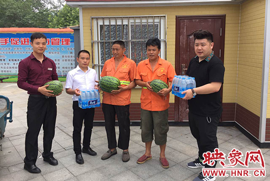 經(jīng)濟(jì)廣播工作人員和愛(ài)心企業(yè)給正在忙碌的環(huán)衛(wèi)工人、交警和協(xié)警等送去了一萬(wàn)六千多斤西瓜和近百提礦泉水。