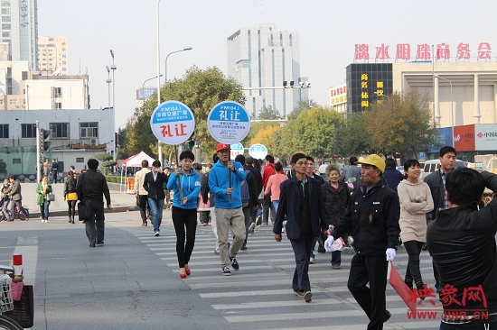 河南交通廣播的主持人們引導(dǎo)過馬路的行人從斑馬線通行 河南交通廣播的主持人們引導(dǎo)過馬路的行人從斑馬線通行