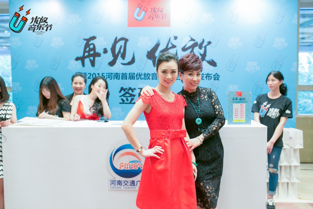 貼心的南方姐姐和美女主播小佩，海洋是不是每天都要流口水呀！