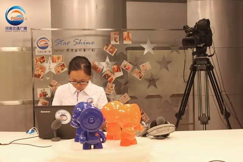 還是抽獎(jiǎng)的姑娘比較認(rèn)真！為保證抽獎(jiǎng)的公平公正，映象網(wǎng)進(jìn)行了全程視頻直播。