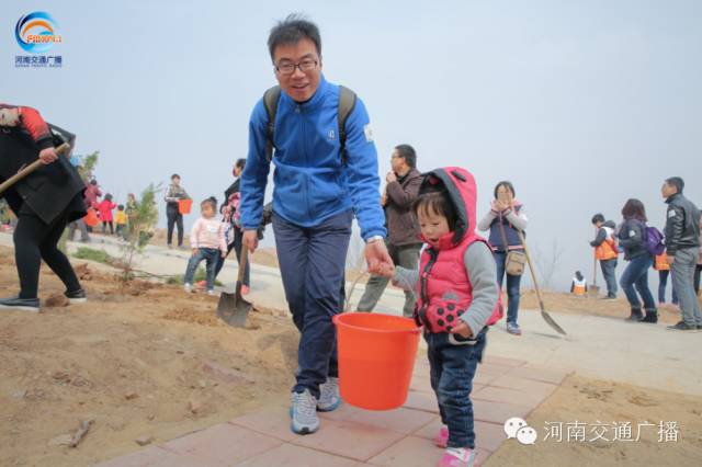 爸比爸比，你會種小樹嗎？我來教你吧~
