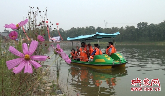 在水云間乘船游園，愜意無限