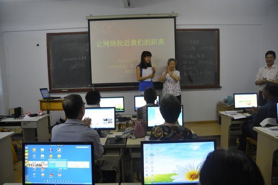 擁有18萬(wàn)粉絲的網(wǎng)絡(luò)紅人、78歲的QQ奶奶張秀麗也來(lái)到網(wǎng)絡(luò)課堂