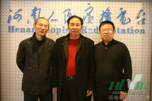 李樹建與信息廣播副總監(jiān)魏志剛(左1)、陳德年(右1) 李樹建與信息廣播副總監(jiān)魏志剛(左1)、陳德年(右1)