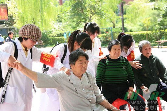 河南省中醫(yī)學院的杏林志愿者在按摩