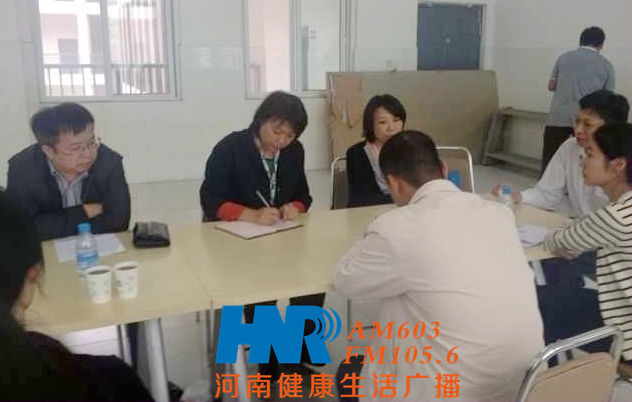 信息廣播副總監(jiān)陳德年（左一）與超化傎小學領(lǐng)導座談