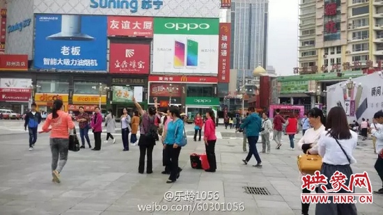 他們從四面八方匯集到二七塔下，由行走路人一下變成了一支舞蹈隊(duì)，跳起了節(jié)奏歡快、時(shí)尚動(dòng)感的舞蹈。