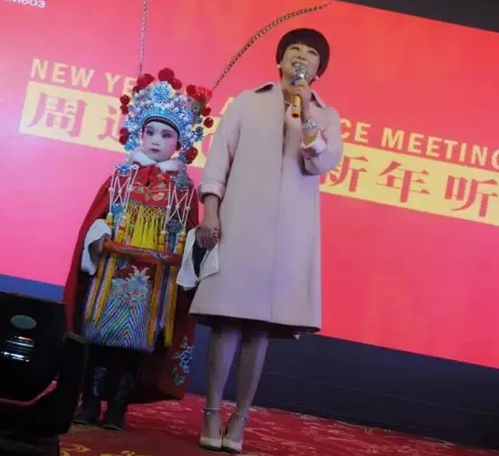 盛裝亮相的小戲迷，周迪的節(jié)目影響了一代又一代人