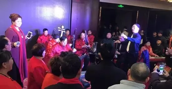 現(xiàn)場的樂隊(duì)老師也是咱的戲迷朋友，為了周迪的見面會(huì)今天累也開心
