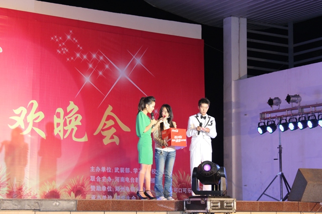教育廣播女主播葉子現(xiàn)身晚會，全場沸騰