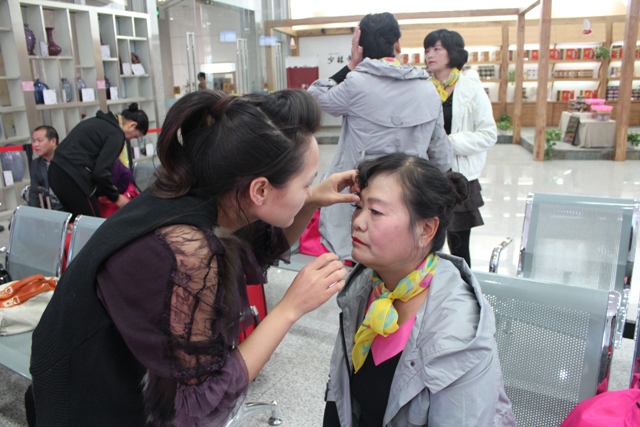 活動(dòng)開(kāi)始前，教育廣播女主播幫參與活動(dòng)演出的老人化妝