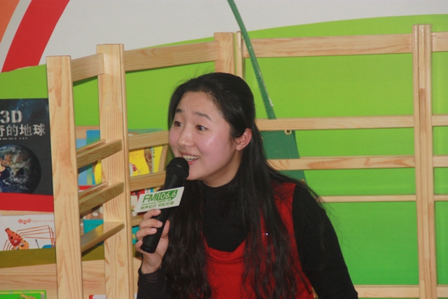 女主播“卷卷貓”親臨現(xiàn)場(chǎng)，繪聲繪色為孩子們講故事
