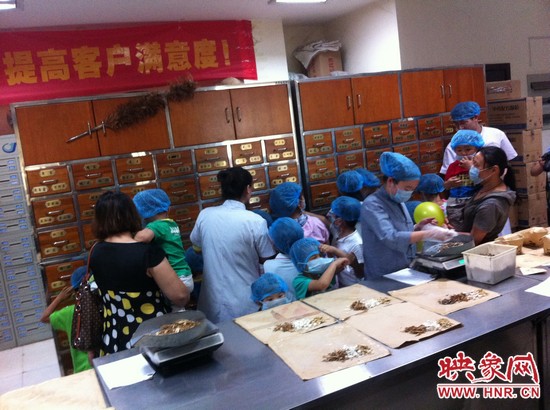 　　接下來(lái)，要進(jìn)入到有中醫(yī)“博物館”之稱的中藥房去探秘啦！藥房那些小抽屜里面裝的是什么？孩子們很好奇