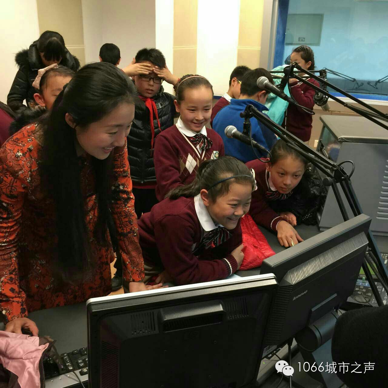 “好激動(dòng)，好激動(dòng)”！天天上學(xué)、放學(xué)都從廣播大廈經(jīng)過(guò)，今天終于進(jìn)來(lái)了！