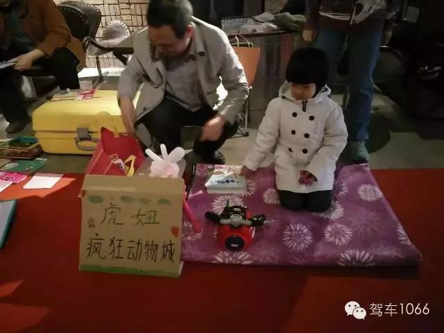 這位小老板的攤位擺的有模有樣的，不過(guò)旁邊這位酷爸怎么這么眼熟？