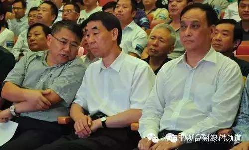 副省長王鐵（左二）與省新聞出版廣電局局長朱夏炎親切交談