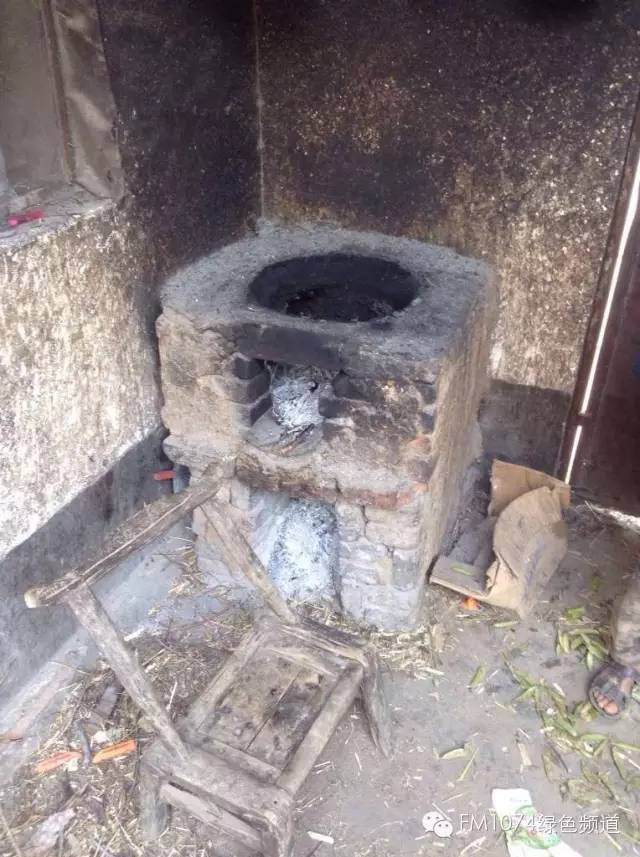 走訪另一個(gè)貧困家庭，進(jìn)去之后才知道什么是真正的一貧如洗、家徒四壁。