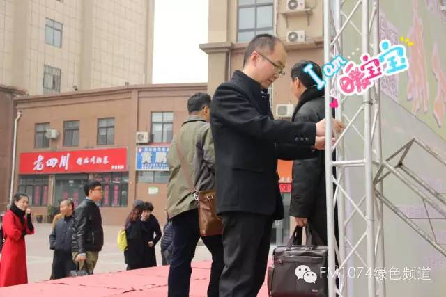 寒江副總監(jiān)親力親為，事無巨細(xì)。偶像真是暖暖惹人愛呢！