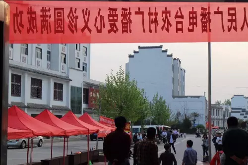 在大家的齊心努力下，終于在天黑前將第二天義診活動場地搭建好了。