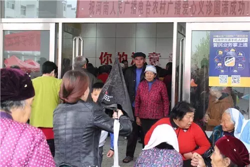 現(xiàn)場真是的人山人海，只能用太火爆三個字形容了！