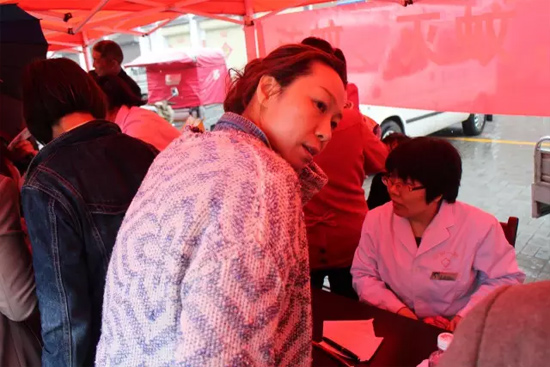 了解到有老人看病不方便，河南電臺1074綠色頻道活動小組欒老師將醫(yī)生請到老人身邊，親自為她診斷。