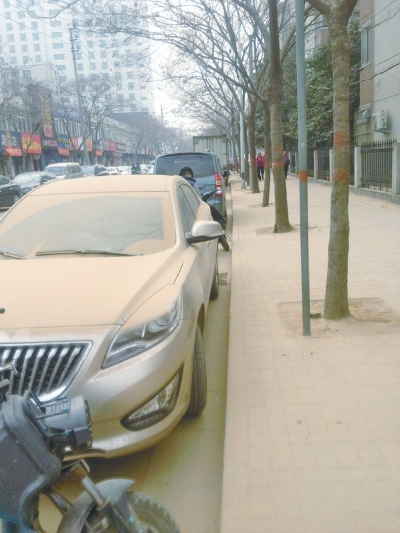 馬路灰頭土臉，停在路邊的車也蒙塵。