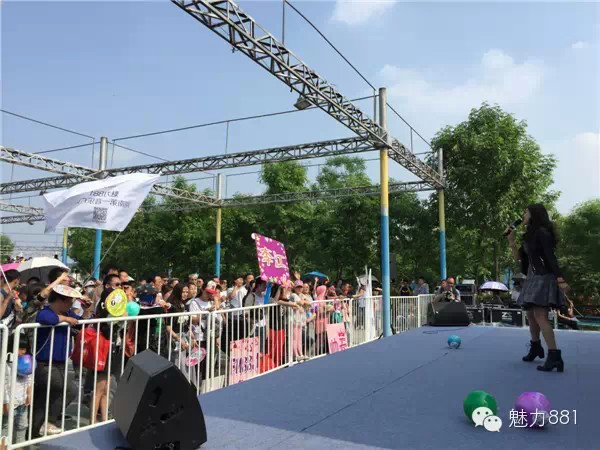 輕輕躍起、優(yōu)美身段，新聞小姐李江