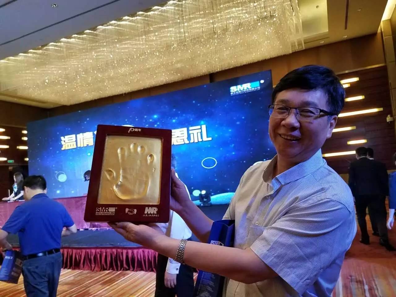 河南電臺副總編輯，宣傳協(xié)調中心主任高鐵軍先生代表河南廣播電視臺為慶賀賽立信成立20周年送上“手印”圖