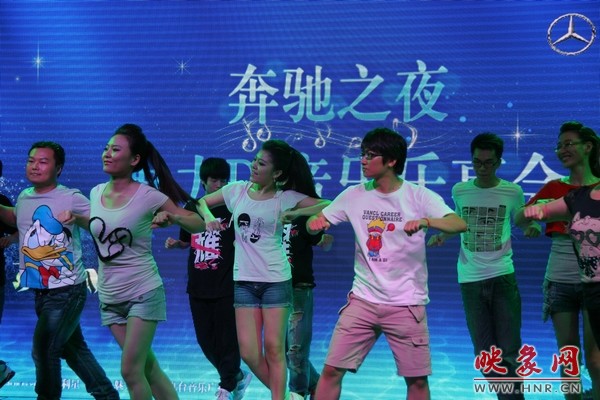 熱情洋溢的開場舞，DJ們?nèi)硇耐度? complete=