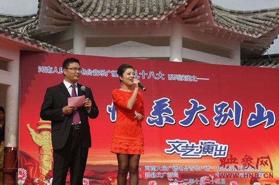 演出現(xiàn)場主持人向老人們表達節(jié)日的問候。
