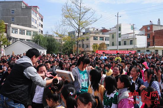 演出現(xiàn)場觀眾積極參與、氣氛熱烈。