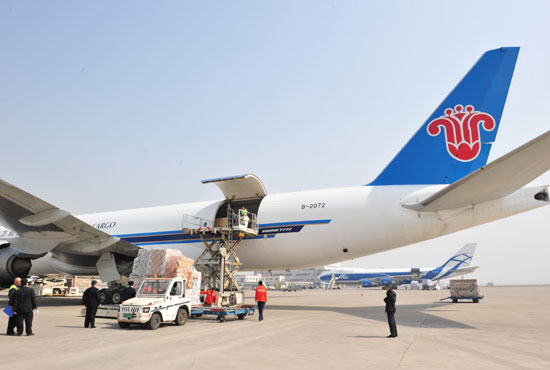 南航777貨機(jī)在鄭州新鄭國(guó)際機(jī)場(chǎng)裝卸貨物
