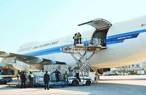鄭州航空港飛機(jī)正在裝貨 鄭州航空港飛機(jī)正在裝貨