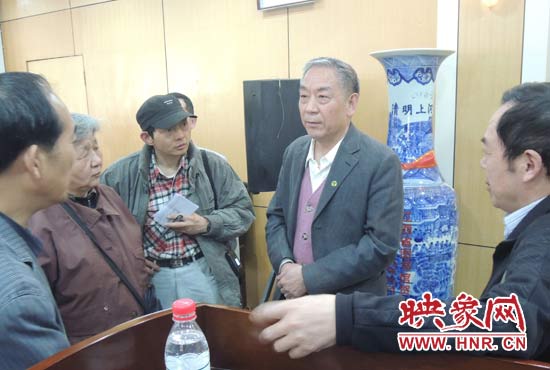 講座結束后，聽眾向戚建莊提問。