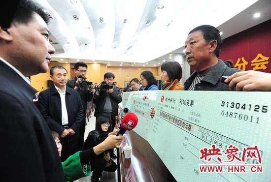 最高人民法院執(zhí)行局局長劉貴祥、河南省高級人民法院院長張立勇親手為申請執(zhí)行人員發(fā)放執(zhí)行款
