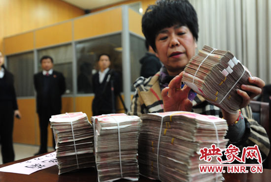 當天共發(fā)放執(zhí)行款4110萬元。其中，支票4018萬元，現(xiàn)金92萬元。