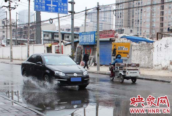 機(jī)動(dòng)車路過，濺起一米多高的水花